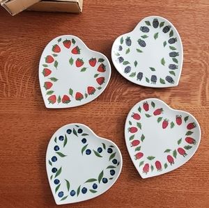 Williams-Sonoma La Fraise Chene Heart Shaped Side/Dessert Plates, set of 4